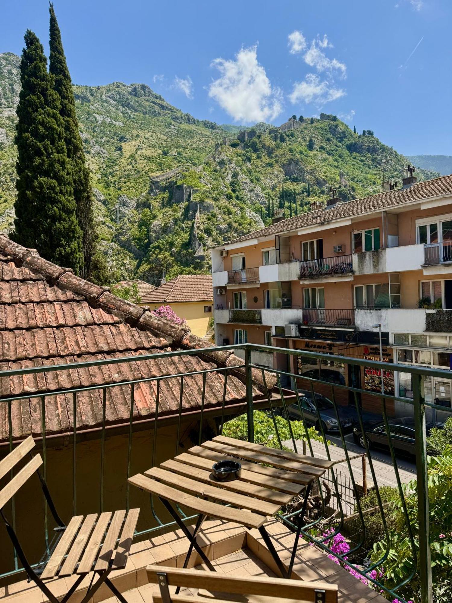 Kotorhostelito Bagian luar foto