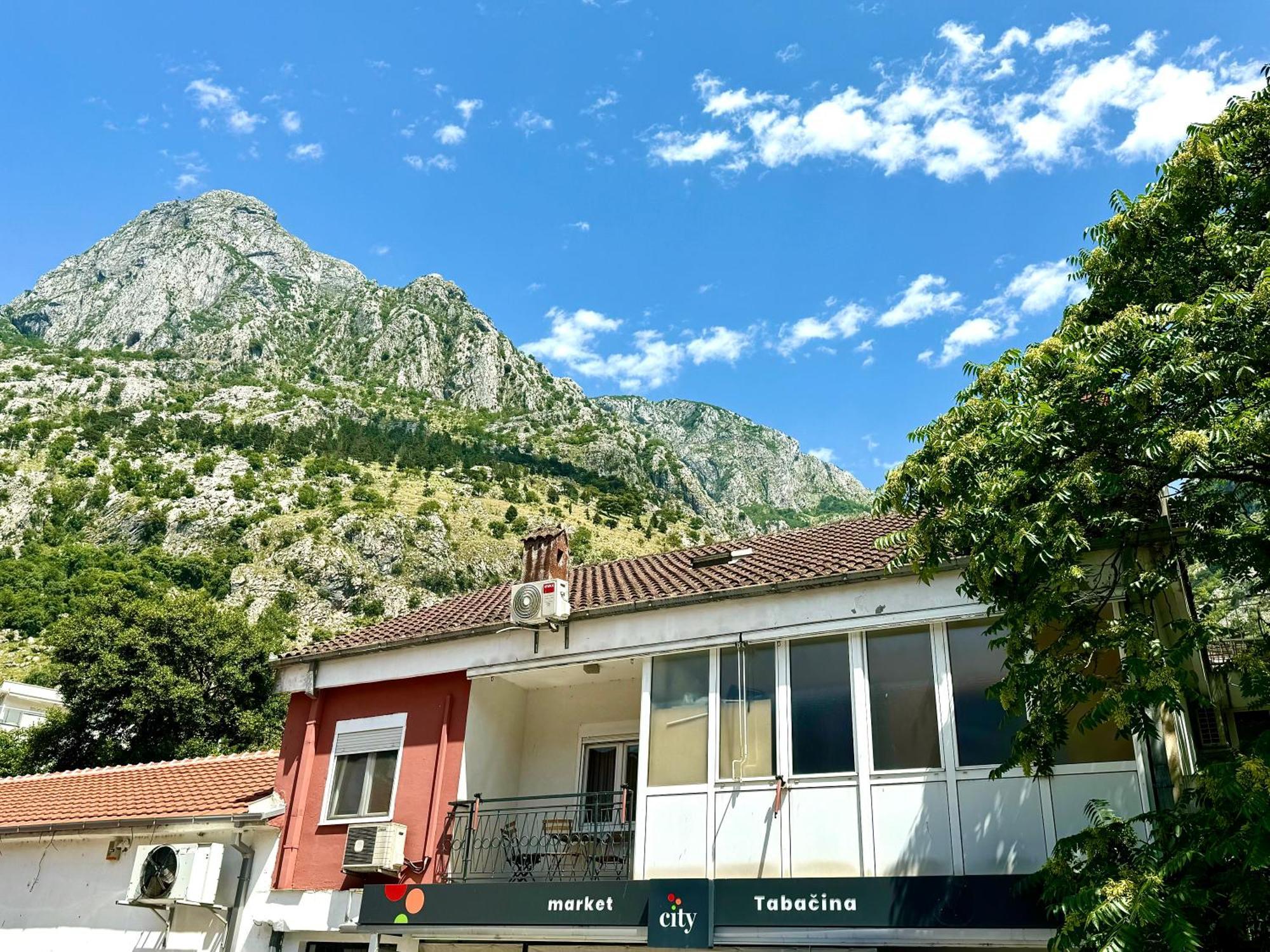 Kotorhostelito Bagian luar foto