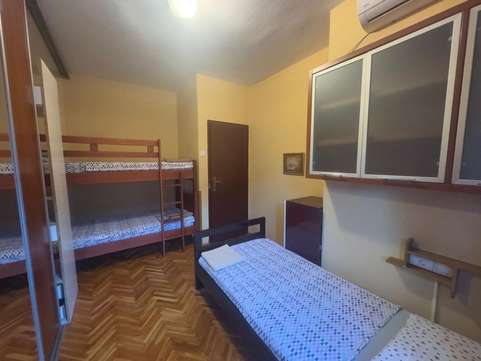 Kotorhostelito Bagian luar foto